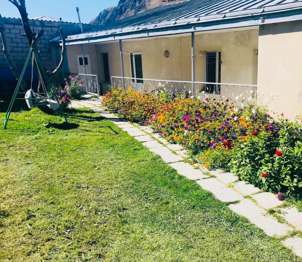 Mikheil Pitskhelauri Guest House Kazbegi Exterior foto